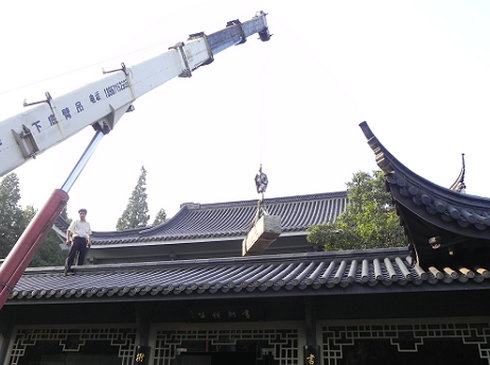 借助大吊车放置