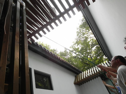 借助大吊车放置