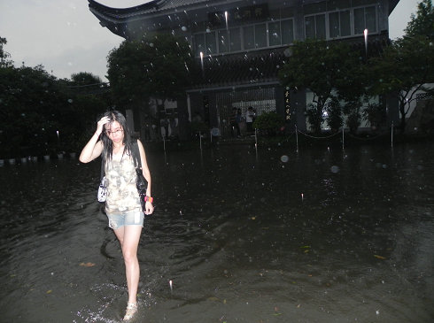 装修前下水管道不通畅导致积水