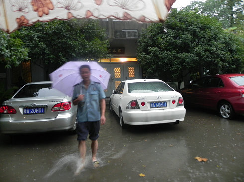 装修前下水管道不通畅导致积水