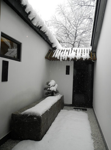 八壶精舍院内雪景
