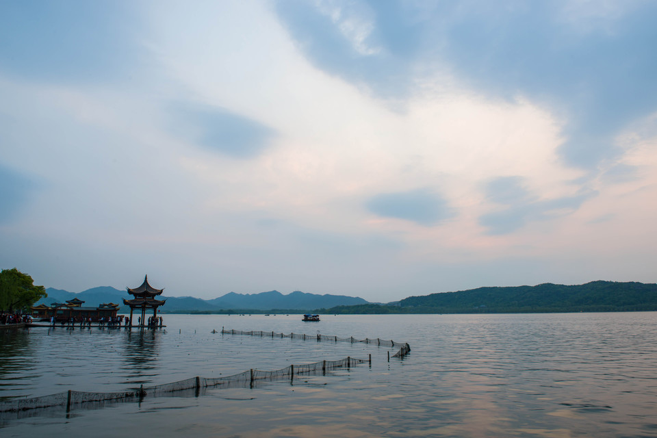 湖滨晴雨