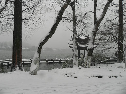 八壶精舍旁长桥畔雪景