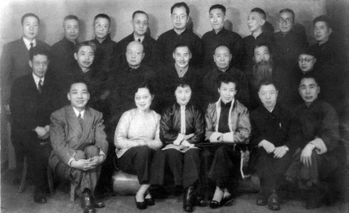 049-40年代末，合影（前排左二吴青霞、左三周錬霞，第二排左二为钱瘦铁、右一为张炎夫，第三排右三张大壮、右四韩登安、右五为唐云