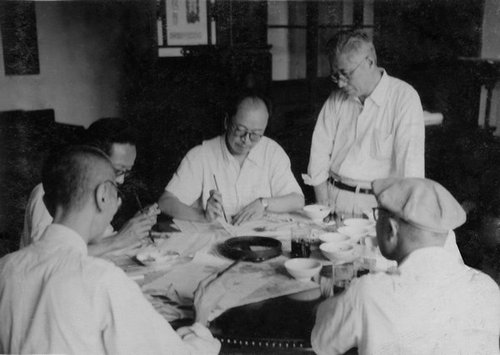 022-1959年唐云在豫园作画（坐起背对张大壮、孙祖白、唐云、王个簃、张炎夫）