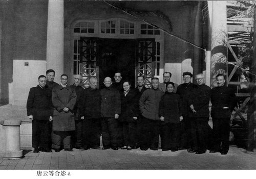 051-50年代，画师画院合影，右起陈秋草、王个簃、唐云、李秋君、谢志光、应野平、吴青霞、胡若思、朱文侯、口口、张聿光、黄幻吾、