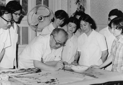 014-60年代初，在画院为学生作画示范（右起张迪平、毛国伦、吴玉梅，右六为徐元清，左一为林学夫——时任文化局联络员）