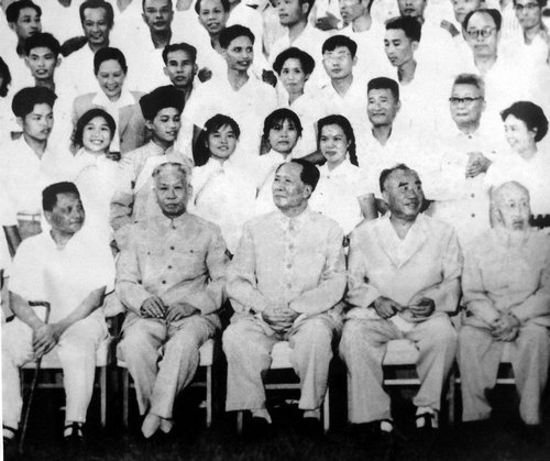 067-贺天健（右起第二排第二人）、唐云（右三第二人）、沈柔坚（右三第三人）等画师出席中国第三次文代会-1