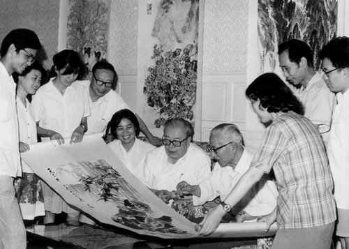 015-70年代末，唐云在画院辅导学生（右起毛国伦、林曦明、张迪平、王个簃、唐云、吴玉梅、林学夫、徐元清）
