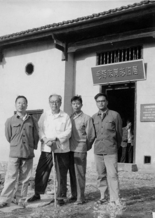 052-70年代陆一飞、唐云、邱陶峰、徐志文在毛主席故居