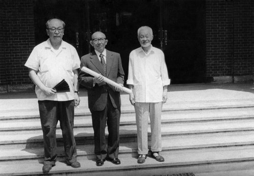 055-1977，左起唐云、东山魁夷（日本画家）、朱屺瞻-1
