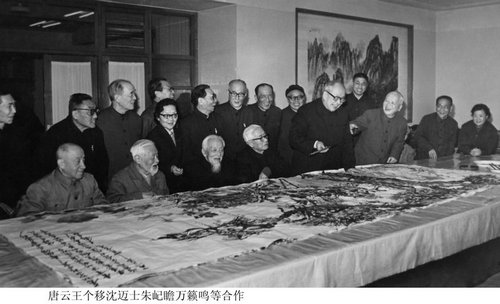 016-80年代，上海市政协代表团赴四川，合作画，右起第三人为张承宗、唐云、王个簃、沈迈士、吴青霞、朱屺瞻、万籁鸣，后排左起二为