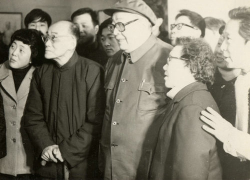 037-1984.2.上海美术馆·杭州画家何水法个展，左二陆抑非、左三唐云、左四吴青霞