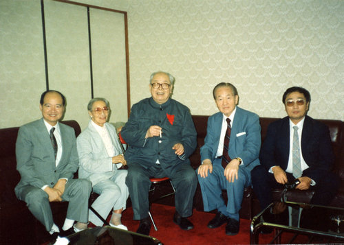 058-80年代，香港集古斋成立30周年纪念活动时在香港留影。左起顾晓坤、侯碧漪、唐云。右一为唐逸览