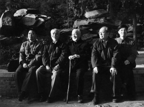 059-80年代初，为首都机场作布置画时留影，右起李志信、唐云、朱屺瞻、陈秋草-1