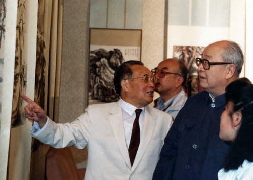 036-90年邵洛羊向唐云介绍展品