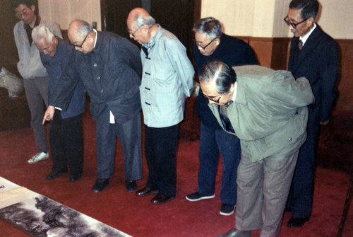 038-1990右起程十发、（右后）吴景泽、朱梅村、王己千、唐云、叶露园、孙砆在沪上同观王己千新作《千岩竞秀》-1