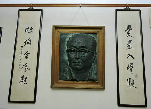 唐云浮雕像（悬挂于唐云之子唐逸览先生家中）