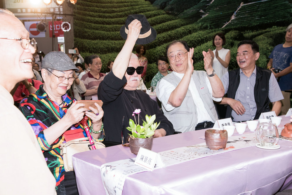 李奇茂挥帽问候