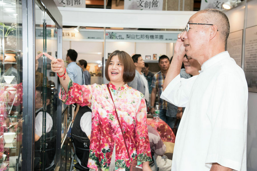 西湖左岸艺术总监管蓓女士向陶艺学会会长王秀玘做讲解